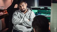Almania – Yunus (Zejhun Demirow) ist klar, dass Stimpel (Phil Laude) sich in eine Beziehungszwickmühle manövriert hat. Der einzig mögliche Rat: radikale Ehrlichkeit.