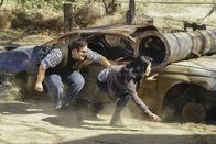 Scorpion – Ihr neuster Auftrag bringt Sylvester (Ari Stidham, l.), Happy (Jadyn Wong, r.) und den Rest des Teams nach Afrika, direkt in die Schmuggelhölle eines skrupellosen Mannes ...
