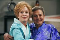 Two and a Half Men – Evelyn (Holland Taylor, l.) hat wieder einmal einen neuen Freund - Teddy (Robert Wagner, r.). Alan und Charlie stehen dem Neuen ihrer Mutter zunächst kritisch gegenüber ...