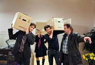 Sturm der Liebe – ARD STURM DER LIEBE FOLGE 1531 Uhr im ERSTEN. Hans (Ralph Schicha, r.) nimmt die beiden "Verehrer" von Theresa (Ines Lutz, 2.v.l.), Moritz (Daniel Fünffrock, l.) und Konstantin (Moritz Tittel, 2.v.r.), noch mal genauer unter die Lupe.