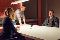 Der Staatsanwalt – Die Kommissare Christian Schubert (Simon Eckert, m.) und Kerstin Klar (Fiona Coors) verhören den Verdächtigen Stefan Groth (Pascal Lalo). Der ehemalige Kollege von Iris soll von ihr gemobbt worden sein und ihr nachgestellt haben. Hat er etwas mit ihrem Tod zu tun?