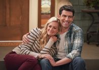 The Neighborhood – Gemma Johnson (Beth Behrs, l.); Dave Johnson (Max Greenfield, r.)