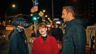 Terra X: Liebe – Vor dem legendären Berliner Nachtclub "KitKat" spricht Psychologe Leon Windscheid mit Clubbesuchern über die Rolle von Sex beim Verlieben.