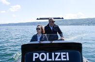 WaPo Bodensee – Während einer Patrouillenfahrt auf dem Bodensee machen Julia Demmler (Wendy Güntensperger, l.) und Paul Schott (Tim Wilde, r.) einen traurigen Fund.