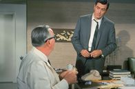 Schick mir keine Blumen – George (Rock Hudson, re.) ist bei Dr. Morrissey (Edward Andrews, li.) in der Praxis.