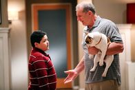 Modern Family – Wird Jay (Ed O'Neill, re.) den von Guillermo zurückgelassenen Hund wirklich ins Tierheim bringen? Manny (Rico Rodriguez) wäre über den Familienzuwachs jedenfalls sehr erfreut.