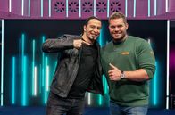 Babbel Net! – "Babbel Net!" - übers Wetter. Bei Bülents Comedy-Tutorial bleiben keine Fragen offen. Bülent Ceylan versucht in einer Kältekammer bei minus 110 Grad zu überleben und entert als Anneliese das ARD Morgenmagazin. Dort erklärt ihm Wetterspezialist Donald Bäcker die wichtigsten Kniffe der Meteorologen und Anneliese präsentiert als sexy Wetterfee den aktuellen Wetterbericht. Mitwirkende: Bülent Ceylan; Esra; Benedikt Hülsbusch; LauRAW