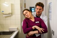 Bettys Diagnose – Betty Hertz (Henrike Hahn) und Dr. Julius Walden (Constantin Lücke)
