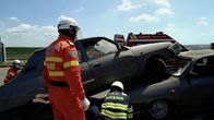 Abenteuer Straße – Bei einem Unfall auf der E85 kommen die Autos nur knapp an den Beamten vorbei. Regelmäßig werden rumänische Rettungskräfte deswegen Opfer von unaufmerksamen Fahrern.
