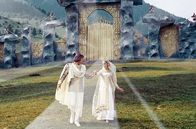 Das Schloss hinterm Regenbogen – Der Bauernsohn (Mircea Breazu) kehrt mit der Prinzessin (Ana Szeles) zurück in die Welt der Erdenmenschen, nachdem sie das Wasser der Sehnsucht getrunken haben.