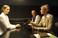 SOKO Stuttgart – Martina Seiffert (Astrid M. Fünderich, r.) und Michael Kaiser (Karl Kranzkowski) vernehmen Barbara Schmidt-Schelling (Kristin Meyer, l.), für die sich ihr jetzt ermordeter Parteikollege Wellmann zu einem immer größeren Risiko entwickelte. Ihre Kandidatur zur Oberbürgermeisterin stand auf dem Spiel. War ihr die Kandidatur wichtiger als ein Menschenleben?