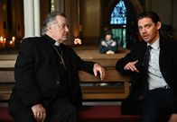 Prodigal Son - Der Mörder in Dir – Erzbischof Argento (Peter Gerety, l.); Malcolm Bright (Tom Payne, r.)