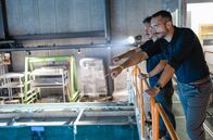 Das Rätsel der Monsterwellen – Der Wellenkanal der Universität Tokio ist einer der größten der Welt. Wellenforscher wie Amin Chabchoub (re.) und Takuji Waseda (li.) können hier die extremen Wellenformationen der Ozeane simulieren.