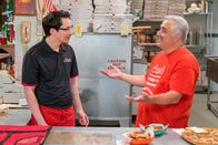 Kevin Can Wait – (v.li.) Ryan Cartwright (Chale Witt), Joe Starr (Enzo).