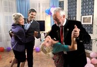 Sturm der Liebe – ARD STURM DER LIEBE FOLGE 1374 Uhr im ERSTEN. Polterabend: Hildegard (Antje Hagen, l.) und Nils (Florian Stadler, 2.v.l.) sowie Tanja (Judith Hildebrandt, 2.v.r.) und Alfons (Sepp Schauer, r.) legen eine flotte Sohle aufs Parkett.