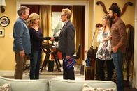 Last Man Standing – (v.l.n.r.) Mike (Tim Allen); Vanessa (Nancy Travis); Victor (Jere Burns); Kristin (Amanda Fuller); Ryan (Jordan Masterson)