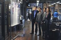 Castle – Ein Regierungskritiker wurde ermordet und offiziell übernimmt Homeland Security die Ermittlungen, doch Richard Castle (Nathan Fillion, l.), Kevin Ryan (Seamus Dever, 2.v.r.), Javier Esposito (Jon Huertas, 2.v.l.) und Kate Beckett (Stana Katic, r.) haben das Gefühl, dass an der Sache etwas faul ist ...