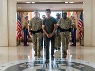 Mission: Impossible - Rogue Nation – William Brandt (Jeremy Renner, 3.v.l.) und Luther Stickell (Ving Rhames, 3.v.r.) übergeben den flüchtigen Ethan Hunt (Tom Cruise, M.) scheinbar den US-Behörden.