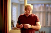 Mum – Michael (Peter Mullan) muss sich noch von der letzten Nacht erholen.