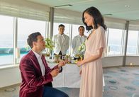Das Traumschiff – Auf dem Weg in ihr Heimatland Japan macht Daniel (Tobias van Dieken) Anna (Agnes Decker) einen Heiratsantrag.