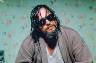The Big Lebowski – Jeffrey Lebowski (Jeff Bridges), den alle nur den "Dude" nennen, wird Opfer einer Verwechslung und hat plötzlich seinen Kopf in der Toilettenschüssel stecken.