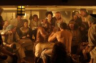 Legendäre Krieger – HMS Trincomalee, Hartlepool, Vereinigtes Königreich: Ein Jamaikaner mischt sich unter Deck unter die Matrosen und Prostituierten. Männer afrikanischer Abstammung machten einen beträchtlichen Teil der Royal Navy aus. Viele der afrikanischen Männer, die von den Westindischen Inseln kamen, oft als entlaufene Sklaven, wurden von der Royal Navy aktiv ermutigt, sich ihr anzuschließen. Für viele Schiffsbesatzungen im 18. Jahrhundert zählten die Fähigkeiten eines Mannes und nicht seine Hautfarbe.