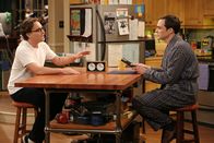 The Big Bang Theory – Während Sheldon (Jim Parsons, r.) durch ein Online-Spiel mit Stephen Hawking in Kontakt ist, versucht Leonard (Johnny Galecki, l.) Penny zu helfen, obwohl diese seine Hilfe nicht möchte ...