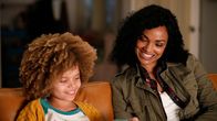 The Rookie – Nyla Harper (Mekia Cox, r.) bleibt über Nacht bei ihrer Tochter Lila (Carsyn Rose, l.), weil diese seit einiger Zeit Albträume hat.