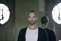 L'Opéra - Dancing in Paris – Neben dem Stress eine verunfallte Solistin umzubesetzen, beschäftigt Jonas (Loris Freeman) etwas weiteres. Er steht in der engeren Auswahl als neuer Intendant der Opéra Garnier.