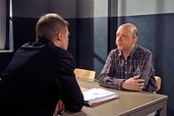 Rote Rosen – ARD ROTE ROSEN FOLGE 1075 Uhr im ERSTEN. Philipp (Thorsten Nindel, l.) schafft es, Norbert Weiss zu einer belastenden Aussage gegen Nadine zu bewegen.