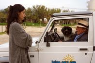 Matula - Tod auf Mallorca – Matula (Claus Theo Gärtner, r.) möchte herausfinden, ob die Witwe Maria Schubert-Sanchez (Violetta Schurawlow, l.) von dem Doppelleben ihres Mannes gewusst hat.