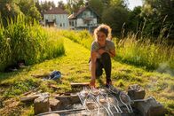 Landfrauenküche – Lea Birnbaum beim Fisch-Grillen.