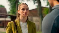 Rote Rosen – Bella (Alessia Mazzola l.) glaubt ihre verstorbene Mutter hat ihr ein Zeichen geschickt – sie soll woanders auf der Welt einen Neuanfang wagen.