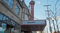 Lost Places – Das neue Leuchtschild glitzert schon: Nach Jahrzehnten des Verfalls sieht die Zukunft des Variety Theaters in Cleveland vielversprechend aus.