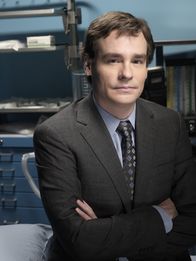 Dr. House – (4. Staffel) - James Wilson (Robert Sean Leonard) ist Leiter der Onkologie. Außerdem ist der der beste Freund von Dr. House und der Einzige, der mit seiner Art fast immer zurechtkommt.