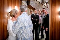 Sturm der Liebe – Miro (Pablo Sprungala, vorne re.) und Greta (Laura Osswald, vorne li.) werden in einer eindeutigen Situation erwischt (mit Sven Waasner, hinten li. und Erich Altenkopf hinten re.).