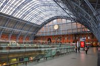 Metropolis - Die Seele einer Stadt – Wie kam es, dass ein römischer Außenposten zu einer der bedeutendsten Metropolen der Welt werden konnte? Einige beachtenswerte geschichtliche Entwicklungen nahmen in London ihren Lauf. Die Londoner Börse zum Beispiel, eine der größten und ältesten Börsen in Europa, verdankt ihre Entstehung einem Kaffeehaus inmitten der Metropole. Der Brite John Castaing begann in einem Kaffeehaus Listen mit Aktien- und Warenpreisen zu veröffentlichen. 1773 erhielt die Börse dann ihren offiziellen Namen: „The Stock Exchange". Heute ist London das Zentrum der internationalen Finanzwelt und die Londoner Börse hat einen Wert von fast 3 Billionen Euro. Darüber hinaus trinken heute mehr Menschen Kaffee in London als in New York. Die Dokumentation liefert Einblick in die Metropole London, mit Geheimtipps für den nächsten Städtebesuch, gibt aber auch einen geschichtlicher Rückblick auf die Entwicklung der Stadt, anhand der faszinierendsten Schlüsselmomente in der Geschichte Londons.