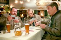 Die Rosenheim-Cops – Noch spielen Korbinian Hofer (Joseph Hannesschläger, li.), Michael Mohr (Max Müller, mi.) und Erwin Schmideder (Franz Westner) friedlich Karten, aber das Unheil liegt schon in der Luft.