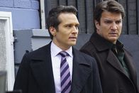 Castle – Castle (Nathan Fillion, r.) und Ryan (Seamus Dever, l.) sind beunruhigt, als eine alte Flamme von Esposito kurzzeitig aus dem Gefängnis entlassen wird, um bei einem Fall zu helfen. Kann Esposito die nötige Distanz wahren?