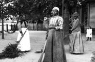 Der amerikanische Traum – Afrikanische Sklaven wurden als Hausdiener und auf den Feldern eingesetzt. Der wirtschaftliche Erfolg der amerikanischen Plantagenbesitzer beruhte auf der Ausbeutung dieser Menschen.