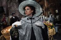Will & Grace – Findet sich plötzlich im alten New York als Fanny Van Billiams, der Frau eines geldgierigen Immobilienunternehmers, wieder: Grace (Debra Messing) ...