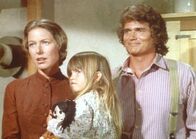 Unsere kleine Farm – Caroline (Karne Grassle, l.) und Charles (Michael Landon, r.) freuen sich darüber, dass sie ein Kindermädchen, unter anderem für Carrie (Lindsay Sidney Greenbush, M.), gefunden haben.