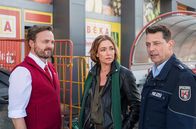 Billy Kuckuck - Mutterliebe – Billy (Aglaia Szyskowitz) versucht, Filialleiter Biesinger (Daniel Scholz, li.) dazu zu bringen, seine Anzeige zurückzuziehen, aber der beharrt darauf, dass Gunnar (Gregor Bloéb) Recht und Ordnung durchsetzt.