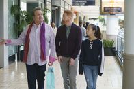 Modern Family – L-R: Cameron Tucker (Eric Stonestreet), Mitchell Pritchett (Jesse Tyler Ferguson) und Lily Tucker-Pritchett (Aubrey Anderson-Emmons)