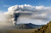 Leben mit Vulkanen – Rauchschwaden steigen aus dem Krater des Vulkans Bromo im Osten der Insel Java. Etwa alle fünf Jahre erwarten die Einwohner einen Vulkanausbruch.