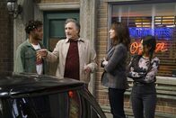 Superior Donuts – (v.l.n.r.) Franco Wicks (Jermaine Fowler); Arthur Przybyszweski (Judd Hirsch); Randy DeLuca (Katey Sagal); Sofia (Diane Guerrero)
