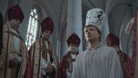 Tatort Mittelalter – Nach der Verurteilung zum Ketzer wird Jan Hus eine Papierkrone aufgesetzt, auf der drei Teufel gemalt sind. Ein Symbol dafür, dass seine Seele dem Teufel übergeben wird.