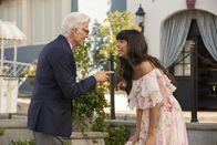 The Good Place – Da eine Nachbarin einfach den Sinn ihres Lebens nicht findet, hofft Michael (Ted Danson, l.), dass Tahani (Jameela Jamil, r.) ihr diesen zeigen kann ...