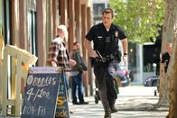 The Rookie – Nolan (Nathan Fillion) verfolgt einen Flüchtigen und verletzt sich dabei leicht. Als er den Mann aufs Revier bringt, muss Nolan eine unangenehme Wahrheit erfahren, die ihm nicht gerecht erscheint.