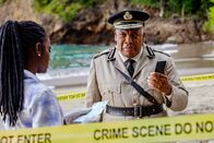 Death in Paradise – Naomi Thomas (Shantol Jackson) und Selwyn Patterson (Don Warrington) teilen DI Neville Parker eine schockierende Nachricht mit: Am Strand von Saint Marie wurde eine Leiche entdeckt.